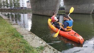 Des personnes en kayak ramassant des déchets sur la Vilaine